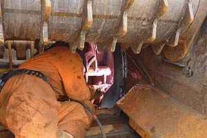 Corner cheek replacement on Doppstadt AK430